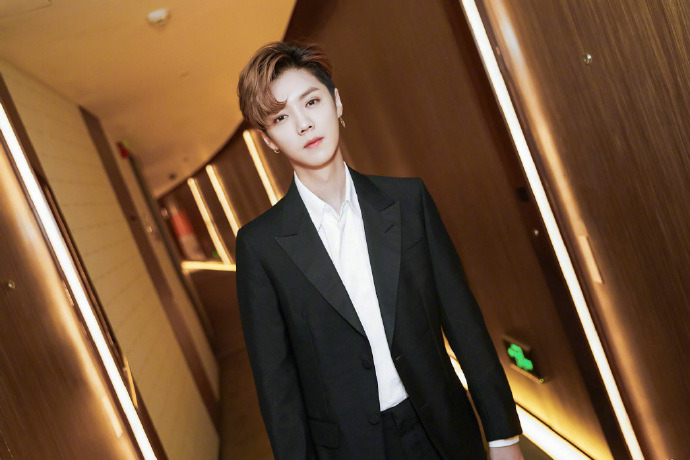 小鲜肉男明星鹿晗黑色西服帅气图片 7