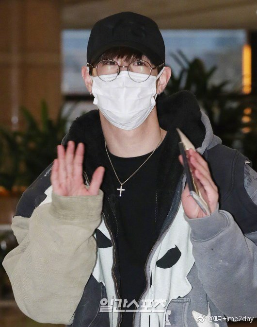 韩国男团GOT7段宜恩机场街拍图片 2