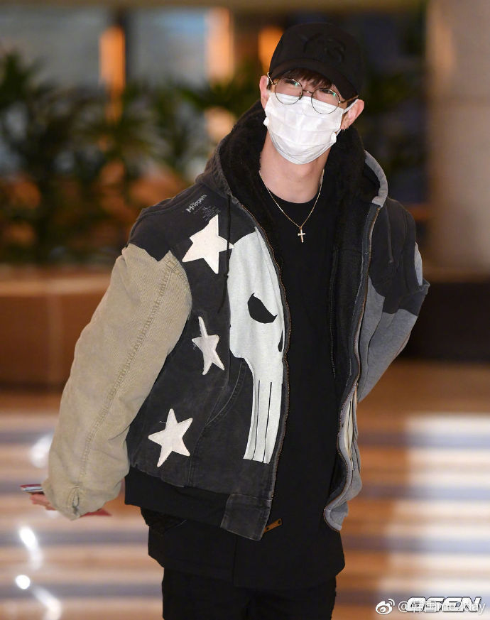 韩国男团GOT7段宜恩机场街拍图片 5