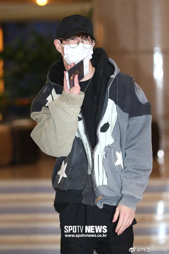 韩国男团GOT7段宜恩机场街拍图片 9