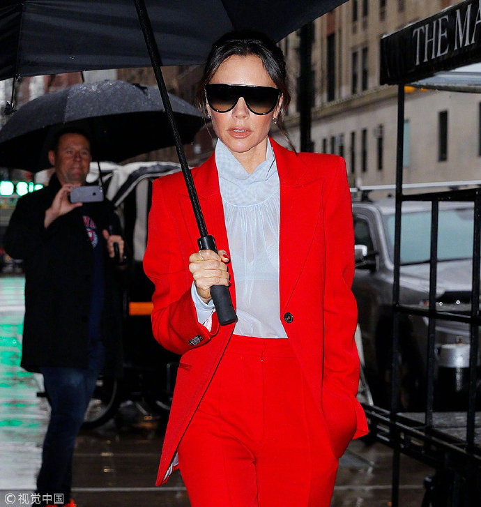 欧美美女明星Victoria Beckham红色西服霸气全开图片 2