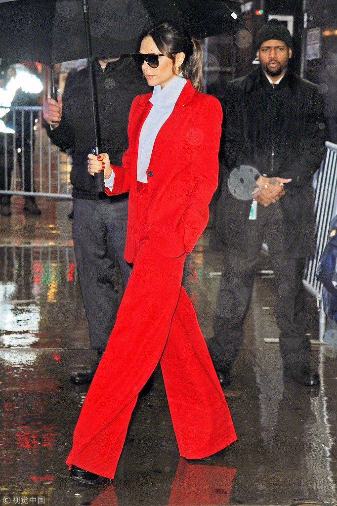 欧美美女明星Victoria Beckham红色西服霸气全开图片 3