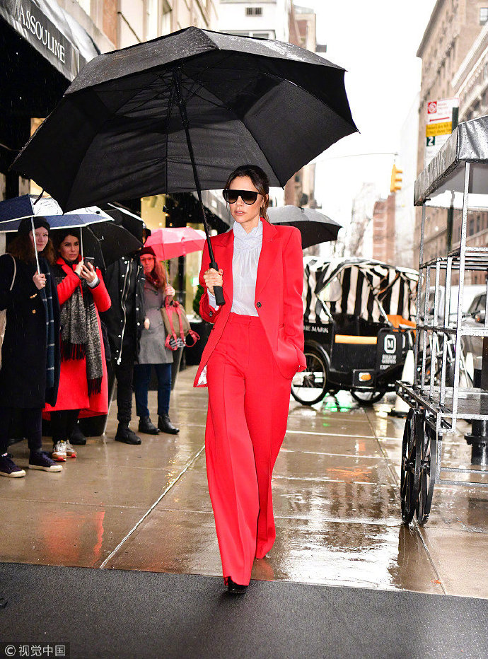 欧美美女明星Victoria Beckham红色西服霸气全开图片 4