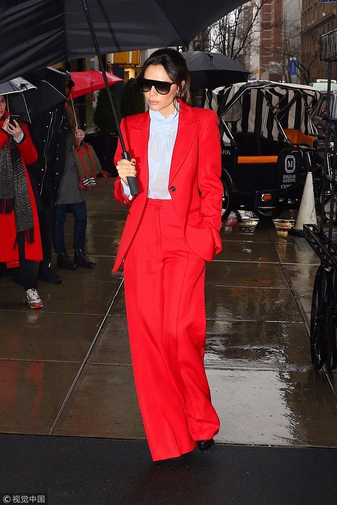 欧美美女明星Victoria Beckham红色西服霸气全开图片 5