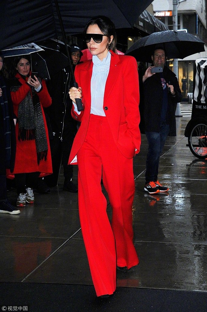 欧美美女明星Victoria Beckham红色西服霸气全开图片 6