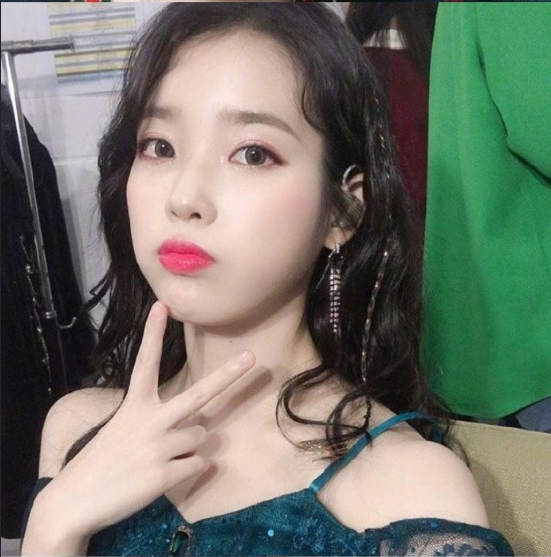 韩国女歌手李知恩IU完美侧颜美图 3