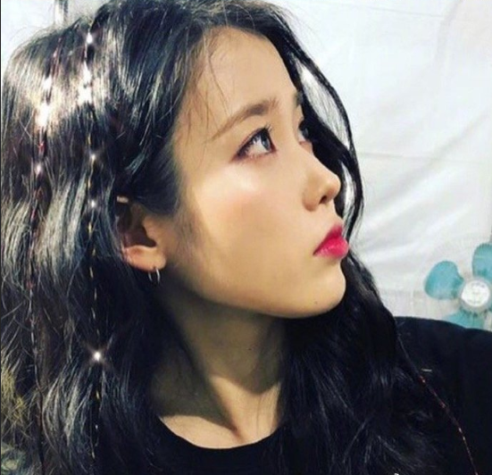 韩国女歌手李知恩IU完美侧颜美图 4