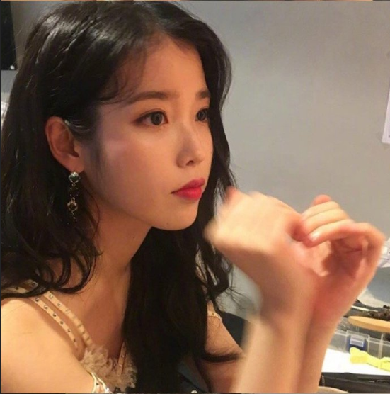 韩国女歌手李知恩IU完美侧颜美图 7