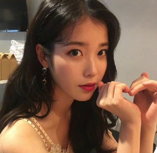 韩国女歌手李知恩IU完美侧颜美图 8