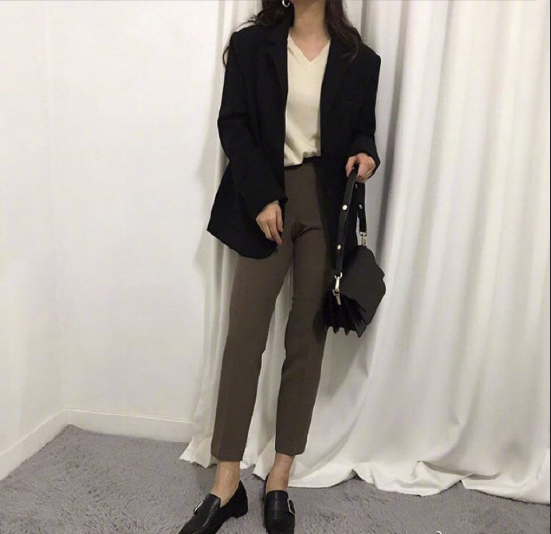 气质又不失小女人魅力的通勤装束穿搭 16