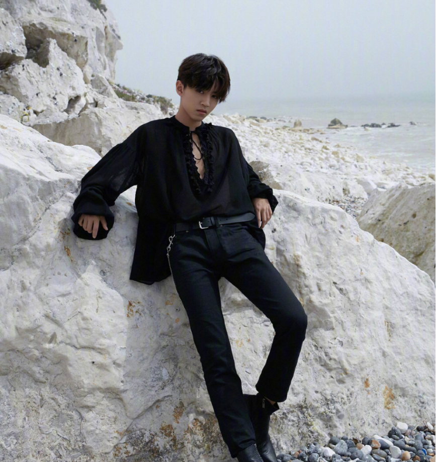 大男孩男明星王俊凯酷帅图片 2