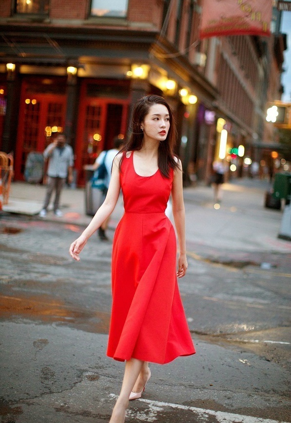 红裙加身的江苏美女明星李沁娇俏清丽图片 2
