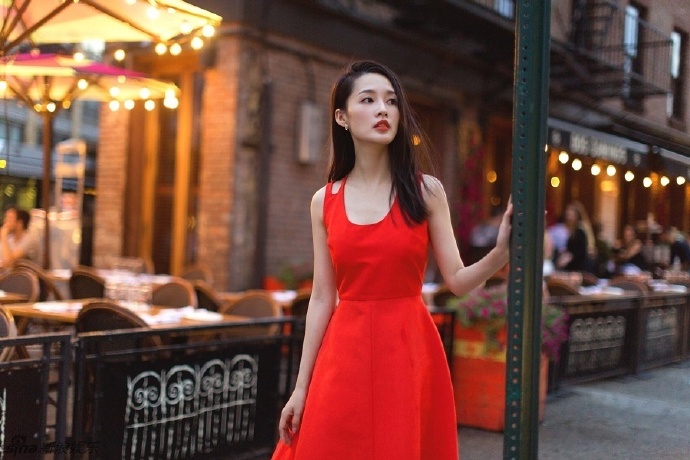 红裙加身的江苏美女明星李沁娇俏清丽图片 3