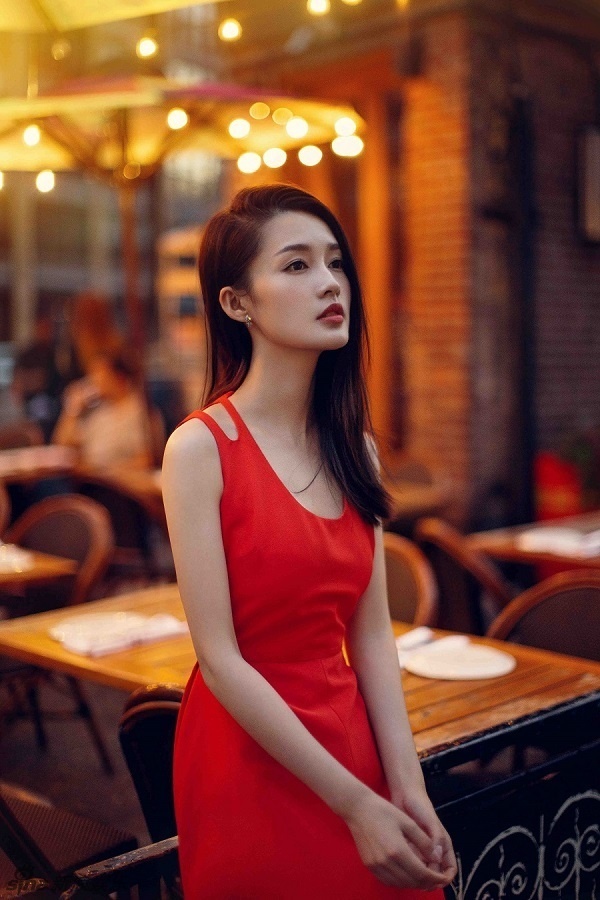 红裙加身的江苏美女明星李沁娇俏清丽图片 6