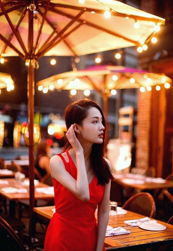 红裙加身的江苏美女明星李沁娇俏清丽图片 8