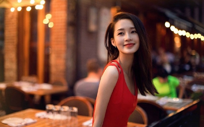 红裙加身的江苏美女明星李沁娇俏清丽图片 9