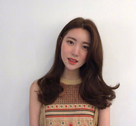 2019春节回家长发卷发发型图片 6