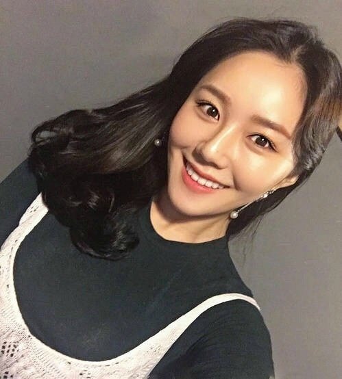 齐肩中长发带一些凌乱小卷发型美女自拍照