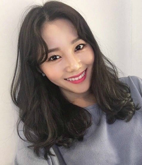 齐肩中长发带一些凌乱小卷发型美女自拍照 2