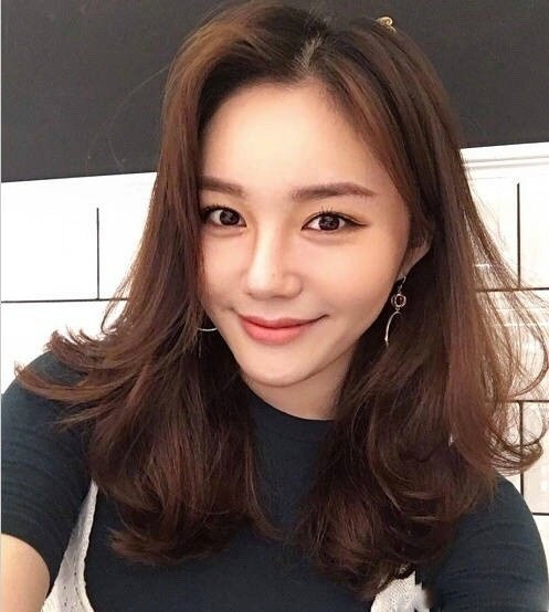 齐肩中长发带一些凌乱小卷发型美女自拍照 3
