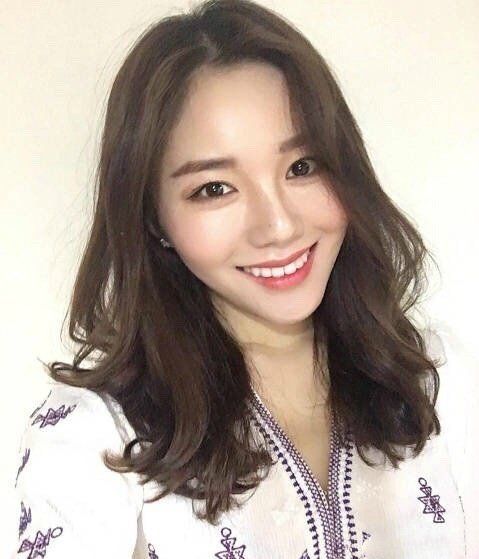 齐肩中长发带一些凌乱小卷发型美女自拍照 5