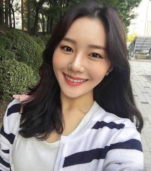 齐肩中长发带一些凌乱小卷发型美女自拍照 7