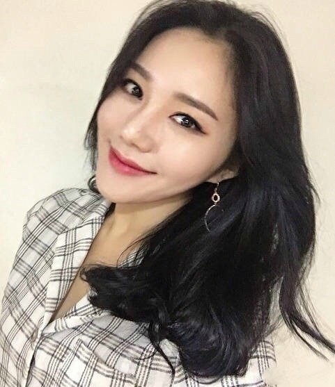 齐肩中长发带一些凌乱小卷发型美女自拍照 8