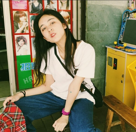 长发意境清纯美女图片 3