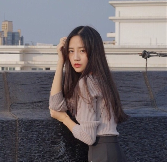 长发意境清纯美女图片 4