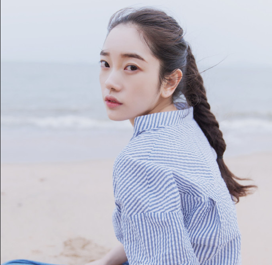 长发意境清纯美女图片 7