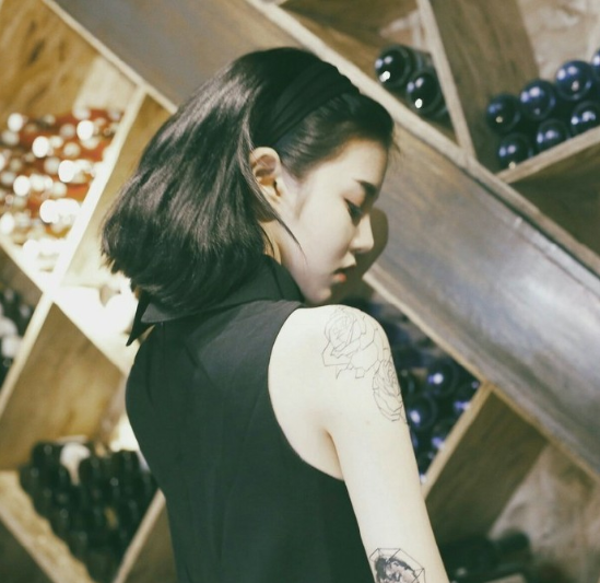 长发意境清纯美女图片 8