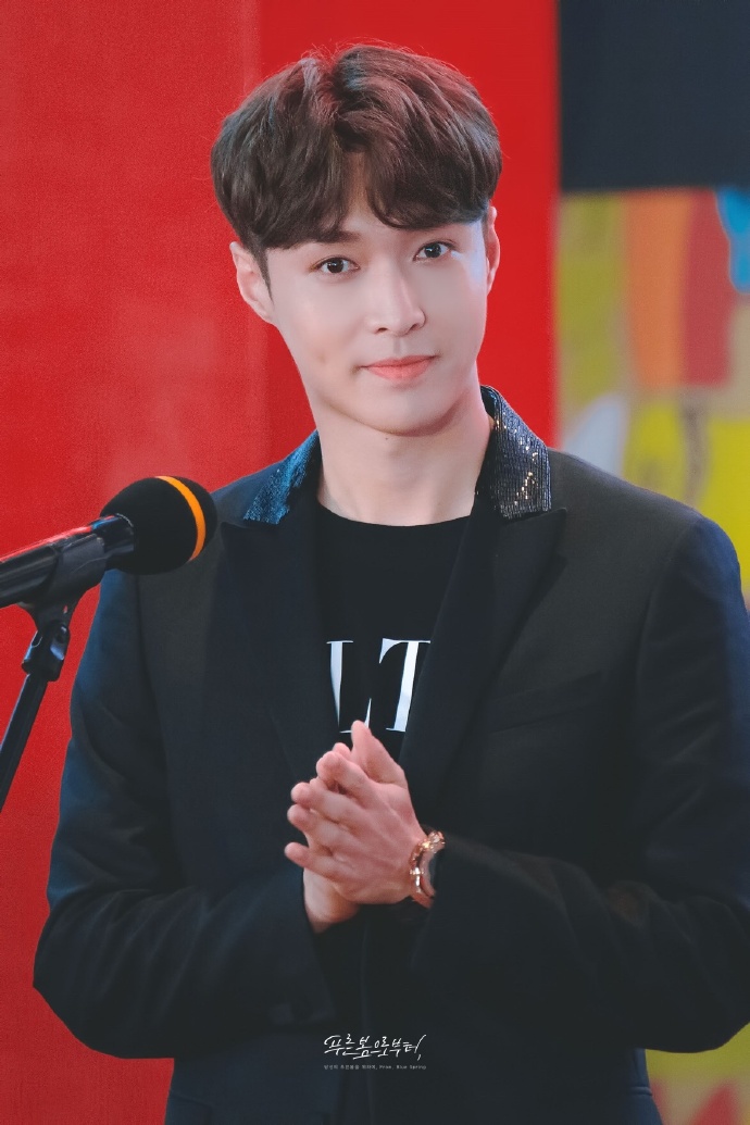 韩国男团exo成员黑衣帅气图片 7