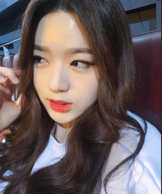 蜜茶色甜系少女波浪卷美女自拍照 4