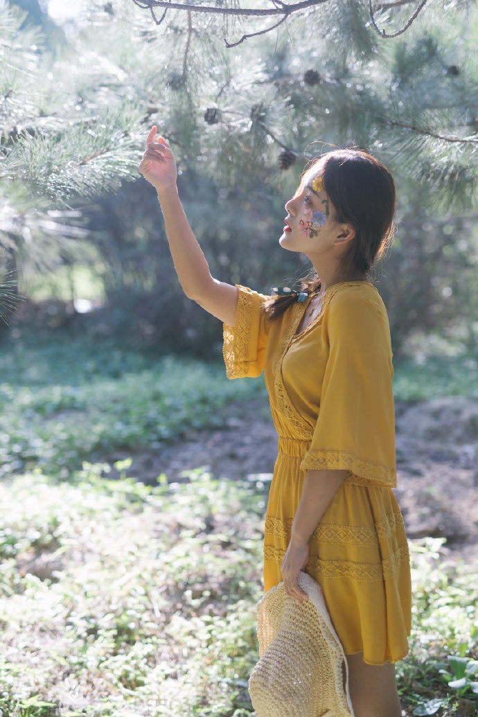 清纯美女崔小小er黄色连衣裙图片 6