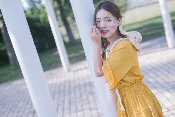 清纯美女崔小小er黄色连衣裙图片 9