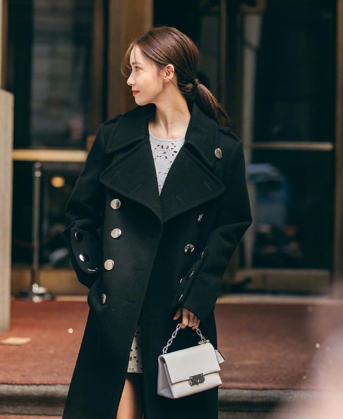 韩国美女明星林允儿纽约时装周贵族范街拍图片 3