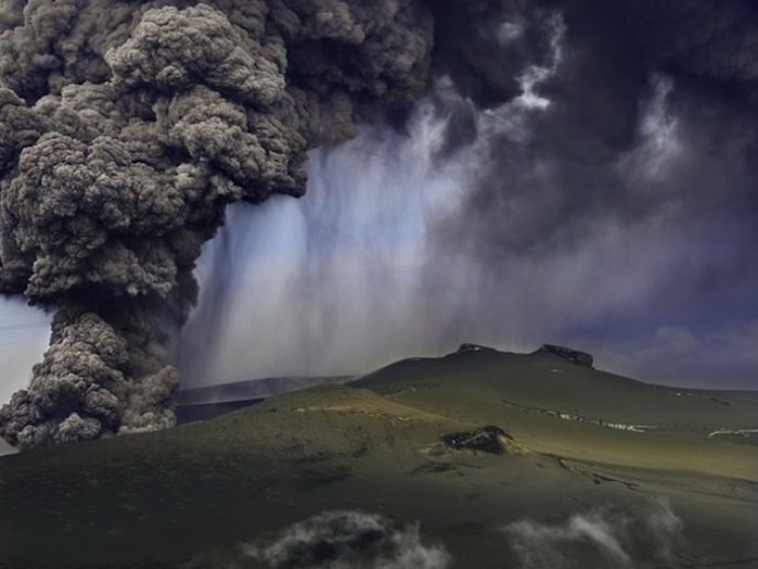 壮观的冰岛火山喷发风景图片