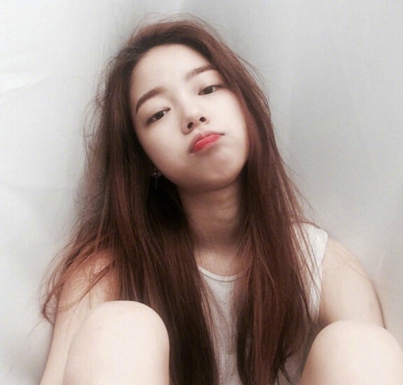 最有味道的微卷长发美女自拍照图片