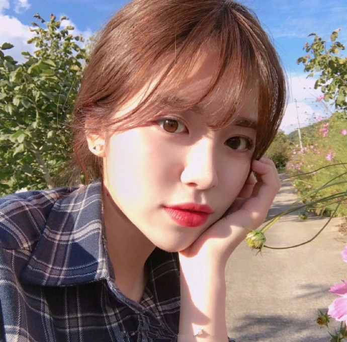软萌的空气刘海美女自拍照