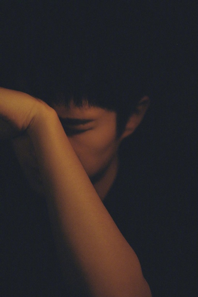 小鲜肉男明星刘昊然黑暗风图片 6