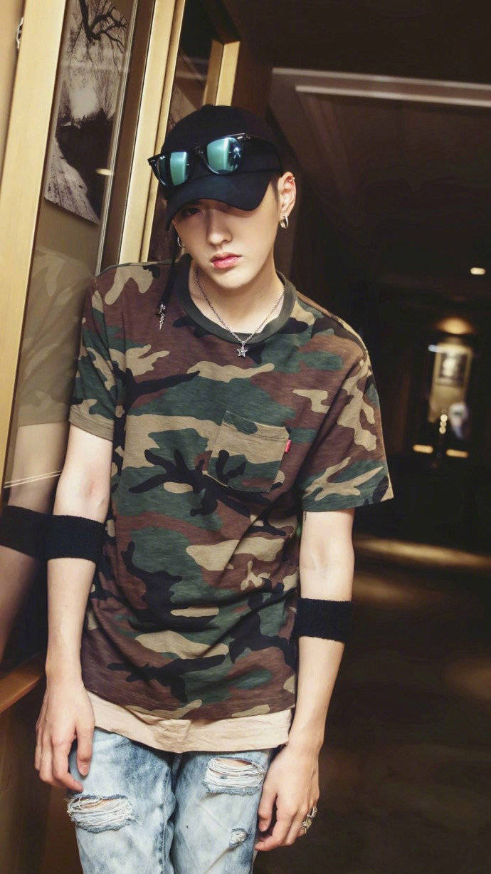 心动男孩吴亦凡迷彩服写真帅气图片 4
