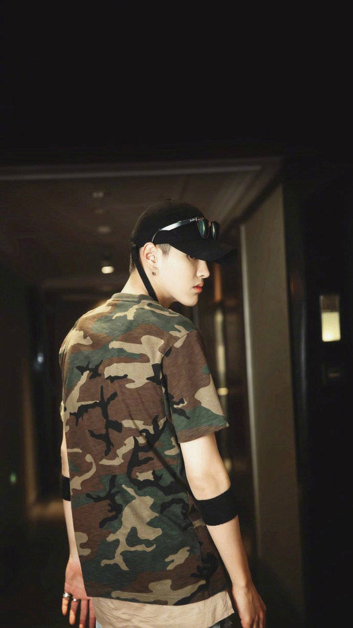 心动男孩吴亦凡迷彩服写真帅气图片 5