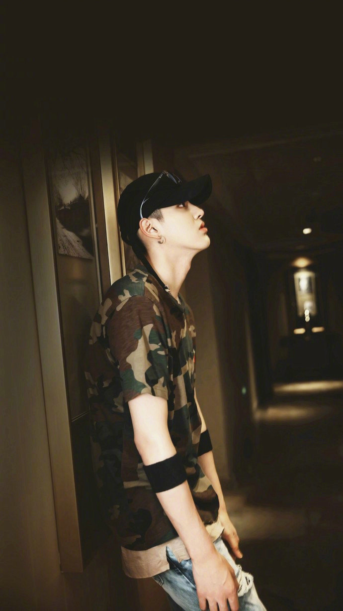 心动男孩吴亦凡迷彩服写真帅气图片 9