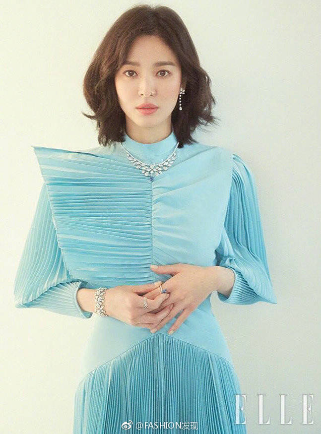 韩国女演员宋慧乔《ELLE》2019年三月刊封面图片 4