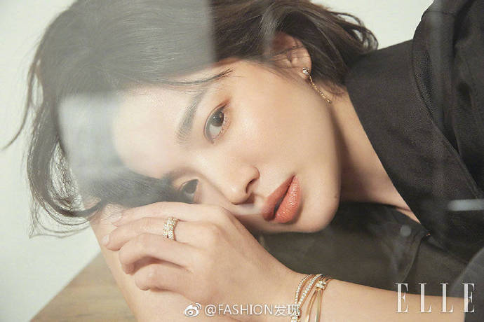 韩国女演员宋慧乔《ELLE》2019年三月刊封面图片 5
