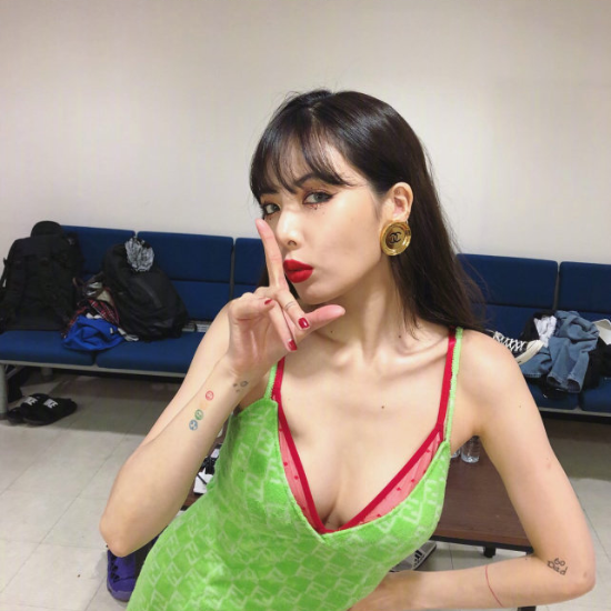 韩国性感美女明星泫雅吊带裙性感图片 4