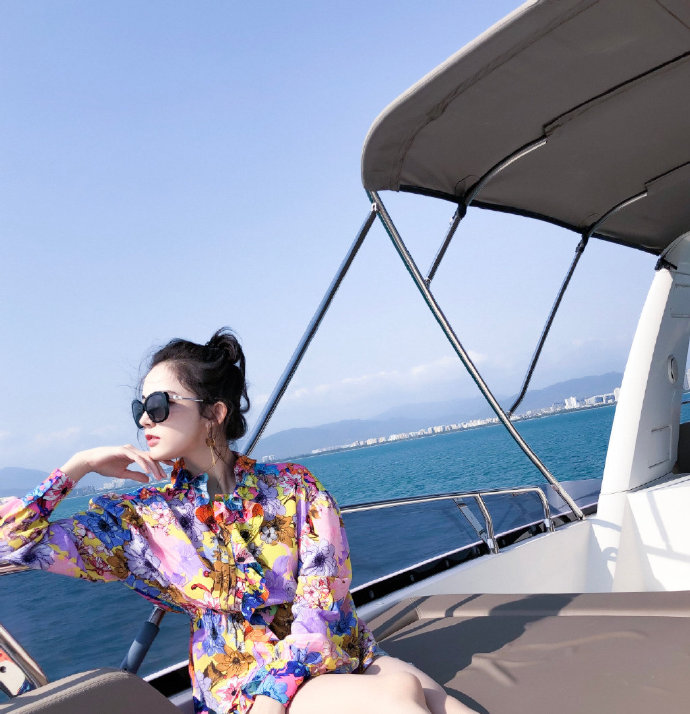 新疆美女明星古力娜扎度假美照 3