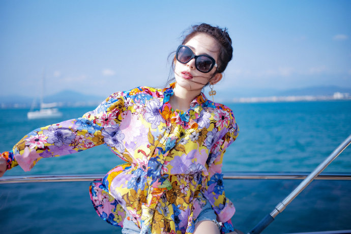 新疆美女明星古力娜扎度假美照 4