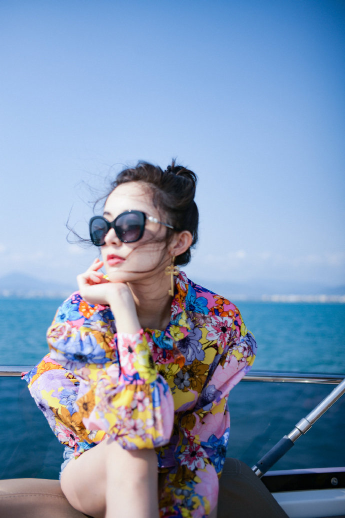 新疆美女明星古力娜扎度假美照 5