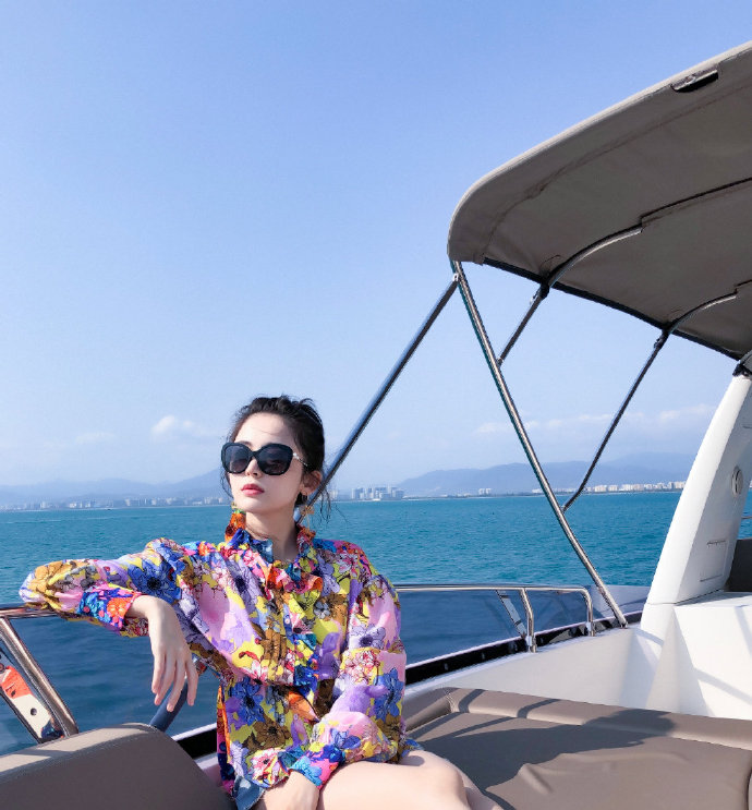 新疆美女明星古力娜扎度假美照 6